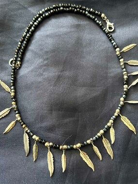 NECKLACE SILVER TONE METAL FEATHERS WITH SILVER TONE BEADS & BLACK GLASS SEED